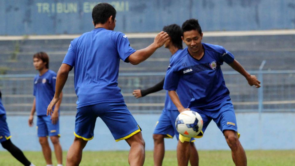 Gelandang Arema Cronus, Dendi Santoso (kanan), serius dalam sesi latihan tim. Copyright: &copy; Ardiyansyah/INDOSPORT